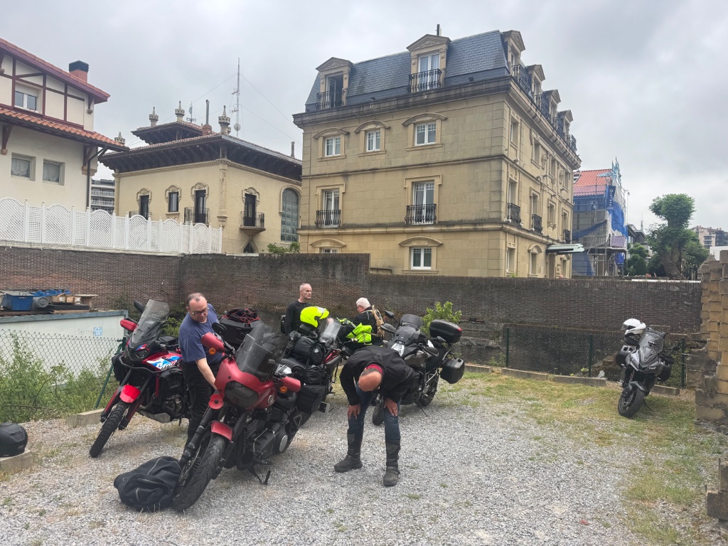 Riders loading=