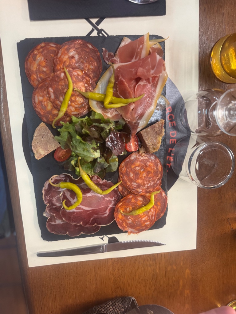 Charcuterie board — Pyrenean meats chorizo and Bayonne ham — Logis Hôtel l