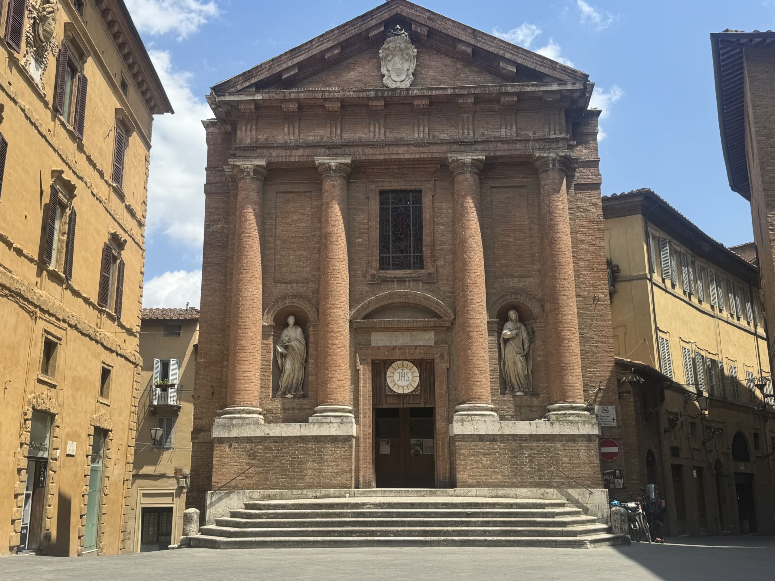 Riders enjoying lunch and coffee break in Siena